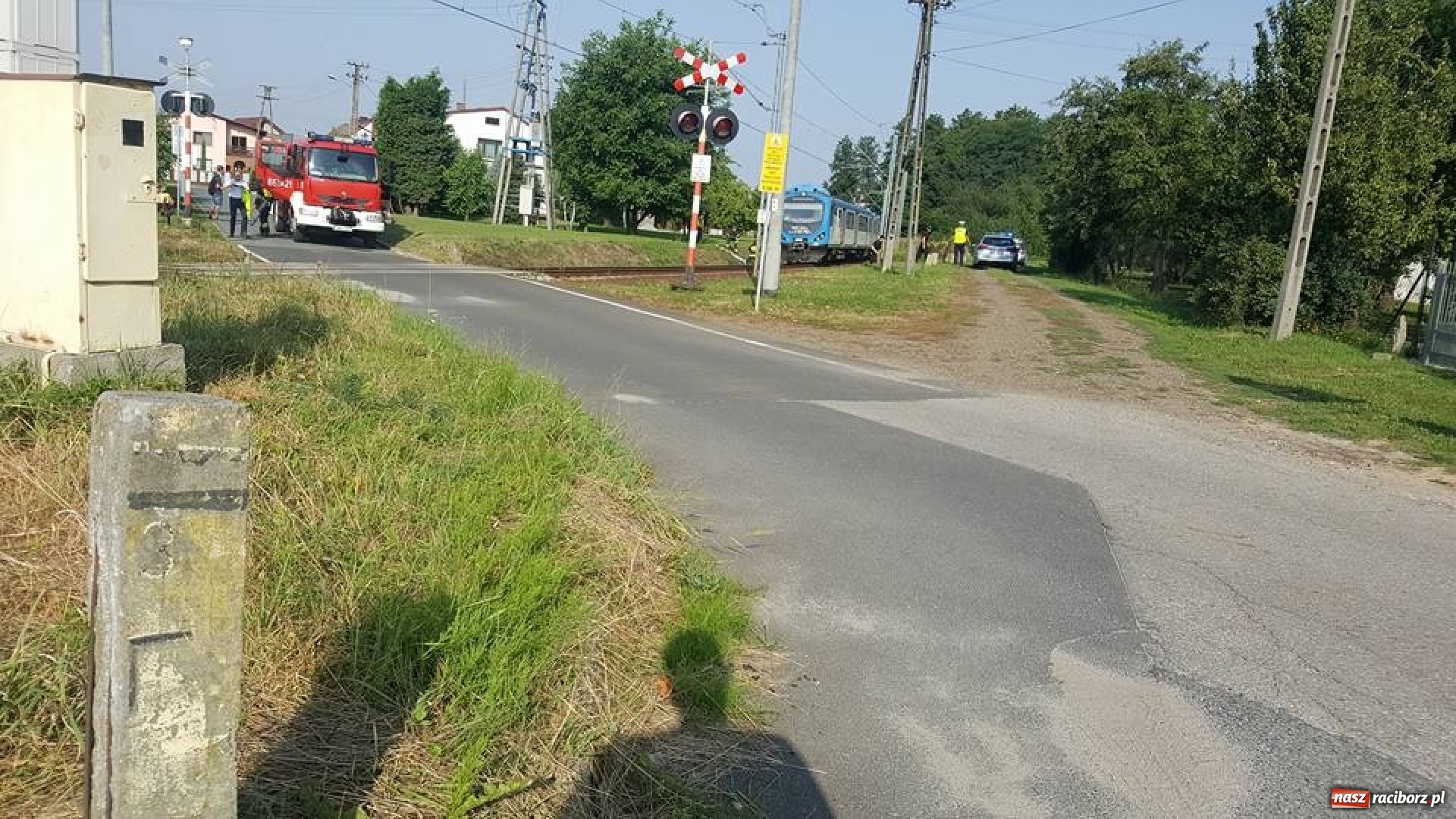 Zdjęcie w galerii na portalu naszraciborz.pl: Na przejeździe kolejowym w Bełsznicy pociąg zahaczył o samochód wiadomości z regionu