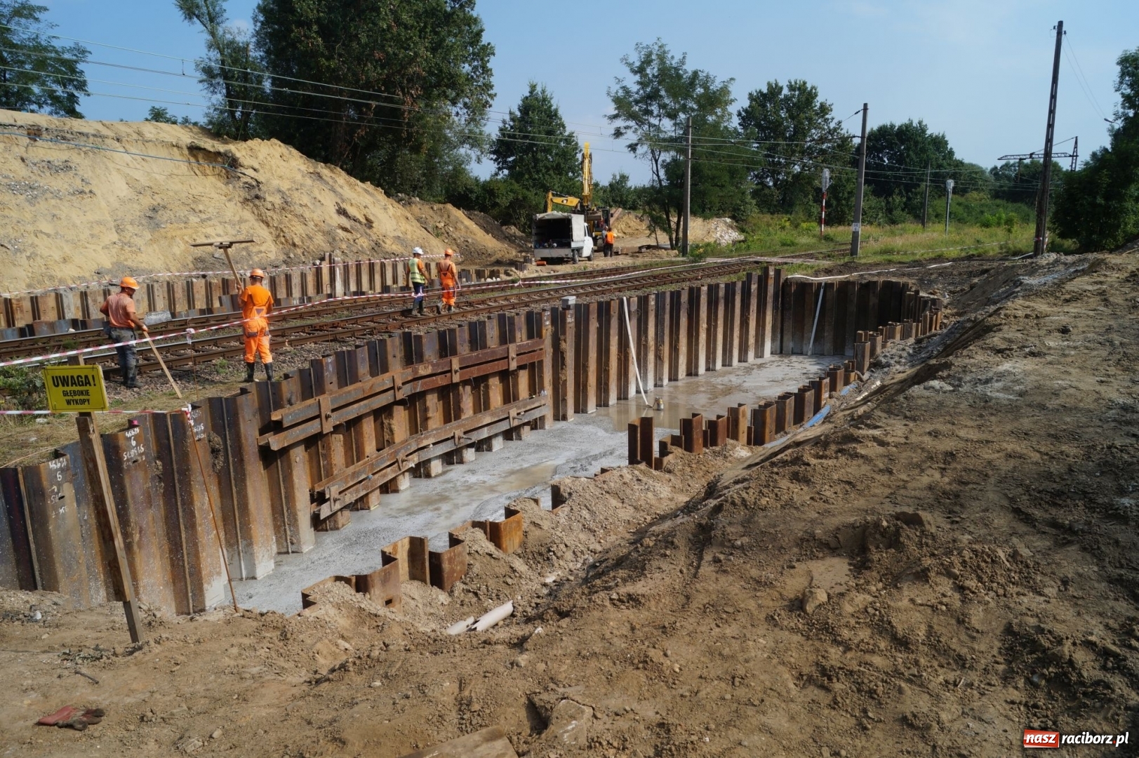 Zdjęcie w galerii na portalu naszraciborz.pl: Na remontowanym wiadukcie w Nędzy trwa fundamentowanie  wiadomości z regionu