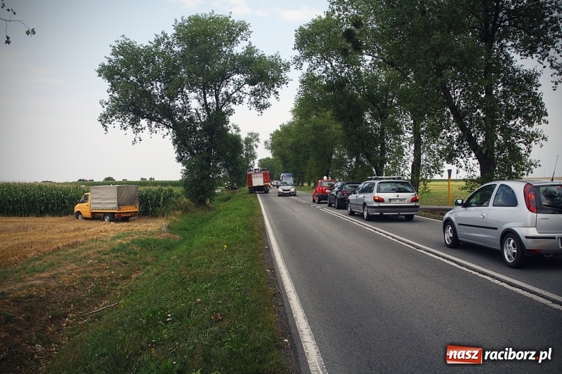 Zdjęcie w galerii na portalu naszraciborz.pl: Wypadł z drogi i dachował! Świadkowie zdarzenia udzielali pomocy poszkodowanemu wiadomości z regionu