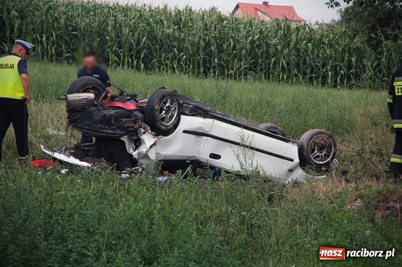 Zdjęcie w galerii na portalu naszraciborz.pl: Wypadł z drogi i dachował! Świadkowie zdarzenia udzielali pomocy poszkodowanemu wiadomości z regionu