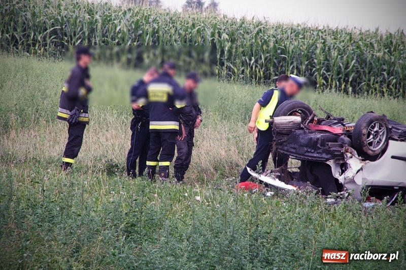 Zdjęcie w galerii na portalu naszraciborz.pl: Wypadł z drogi i dachował! Świadkowie zdarzenia udzielali pomocy poszkodowanemu wiadomości z regionu