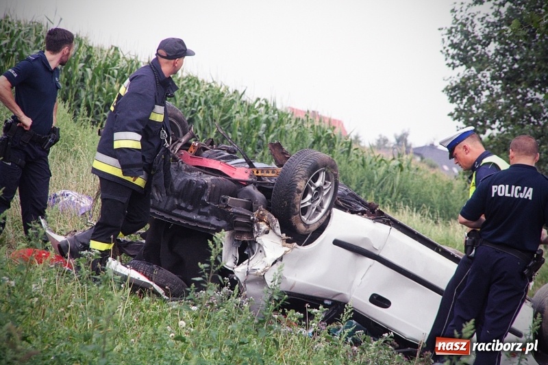 Zdjęcie w galerii na portalu naszraciborz.pl: Wypadł z drogi i dachował! Świadkowie zdarzenia udzielali pomocy poszkodowanemu wiadomości z regionu