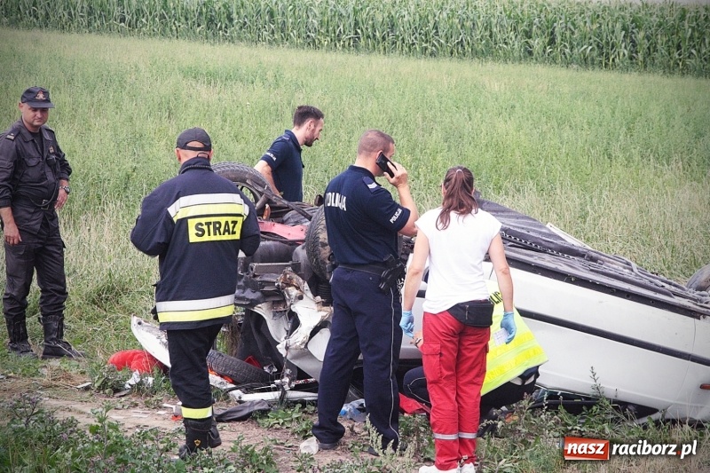 Zdjęcie w galerii na portalu naszraciborz.pl: Wypadł z drogi i dachował! Świadkowie zdarzenia udzielali pomocy poszkodowanemu wiadomości z regionu