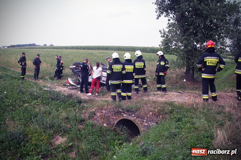 Zdjęcie w galerii na portalu naszraciborz.pl: Wypadł z drogi i dachował! Świadkowie zdarzenia udzielali pomocy poszkodowanemu wiadomości z regionu
