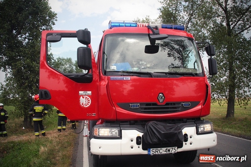 Zdjęcie w galerii na portalu naszraciborz.pl: Wypadł z drogi i dachował! Świadkowie zdarzenia udzielali pomocy poszkodowanemu wiadomości z regionu