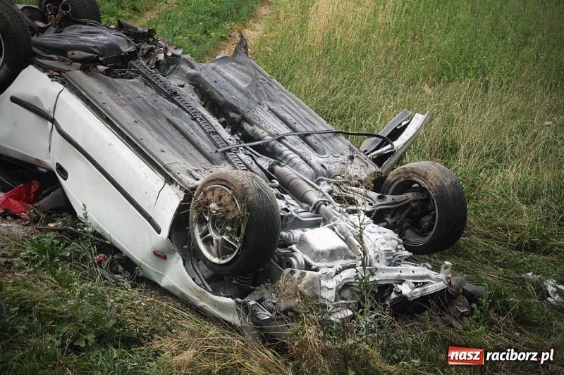 Zdjęcie w galerii na portalu naszraciborz.pl: Wypadł z drogi i dachował! Świadkowie zdarzenia udzielali pomocy poszkodowanemu wiadomości z regionu