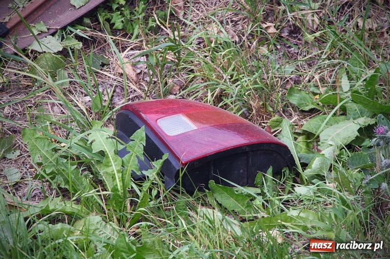 Zdjęcie w galerii na portalu naszraciborz.pl: Wypadł z drogi i dachował! Świadkowie zdarzenia udzielali pomocy poszkodowanemu wiadomości z regionu