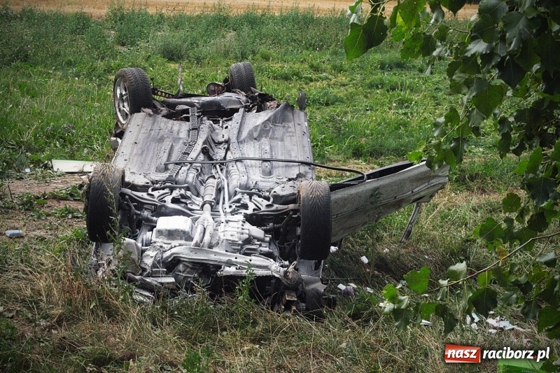 Zdjęcie w galerii na portalu naszraciborz.pl: Wypadł z drogi i dachował! Świadkowie zdarzenia udzielali pomocy poszkodowanemu wiadomości z regionu