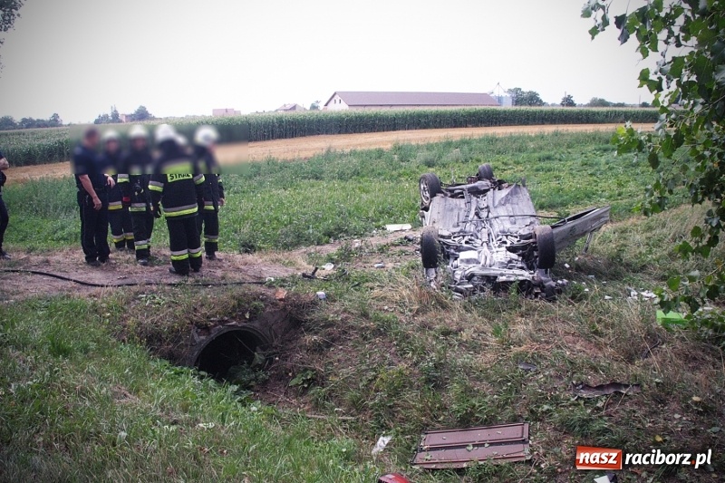 Zdjęcie w galerii na portalu naszraciborz.pl: Wypadł z drogi i dachował! Świadkowie zdarzenia udzielali pomocy poszkodowanemu wiadomości z regionu