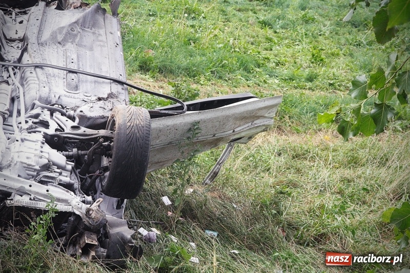 Zdjęcie w galerii na portalu naszraciborz.pl: Wypadł z drogi i dachował! Świadkowie zdarzenia udzielali pomocy poszkodowanemu wiadomości z regionu