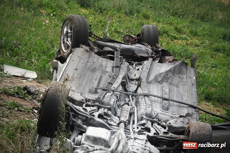 Zdjęcie w galerii na portalu naszraciborz.pl: Wypadł z drogi i dachował! Świadkowie zdarzenia udzielali pomocy poszkodowanemu wiadomości z regionu