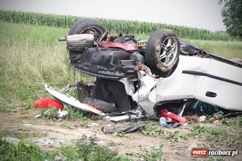 Zdjęcie w galerii na portalu naszraciborz.pl: Wypadł z drogi i dachował! Świadkowie zdarzenia udzielali pomocy poszkodowanemu wiadomości z regionu