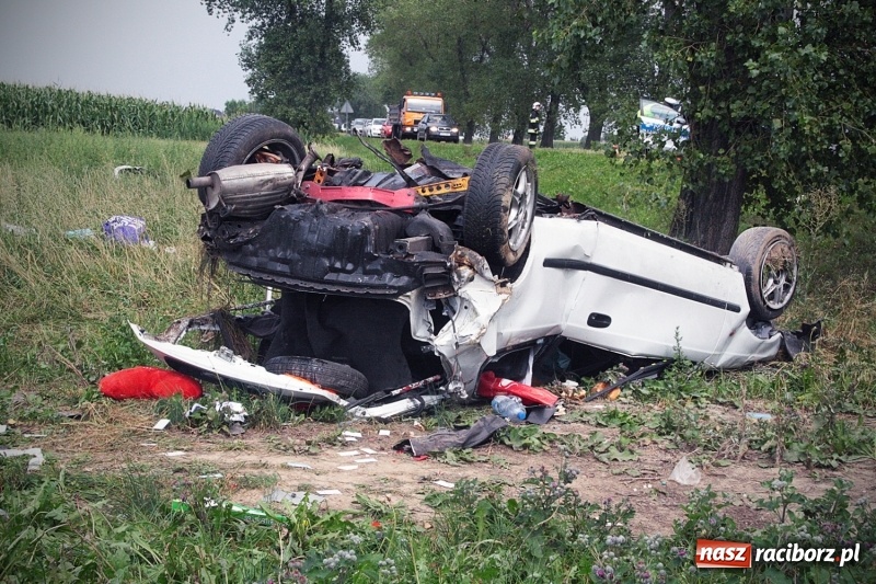 Zdjęcie w galerii na portalu naszraciborz.pl: Wypadł z drogi i dachował! Świadkowie zdarzenia udzielali pomocy poszkodowanemu wiadomości z regionu