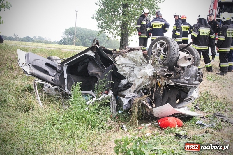 Zdjęcie w galerii na portalu naszraciborz.pl: Wypadł z drogi i dachował! Świadkowie zdarzenia udzielali pomocy poszkodowanemu wiadomości z regionu