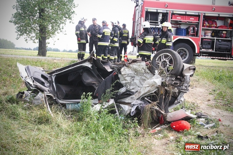Zdjęcie w galerii na portalu naszraciborz.pl: Wypadł z drogi i dachował! Świadkowie zdarzenia udzielali pomocy poszkodowanemu wiadomości z regionu