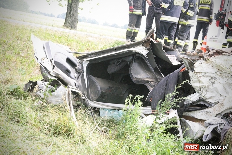 Zdjęcie w galerii na portalu naszraciborz.pl: Wypadł z drogi i dachował! Świadkowie zdarzenia udzielali pomocy poszkodowanemu wiadomości z regionu