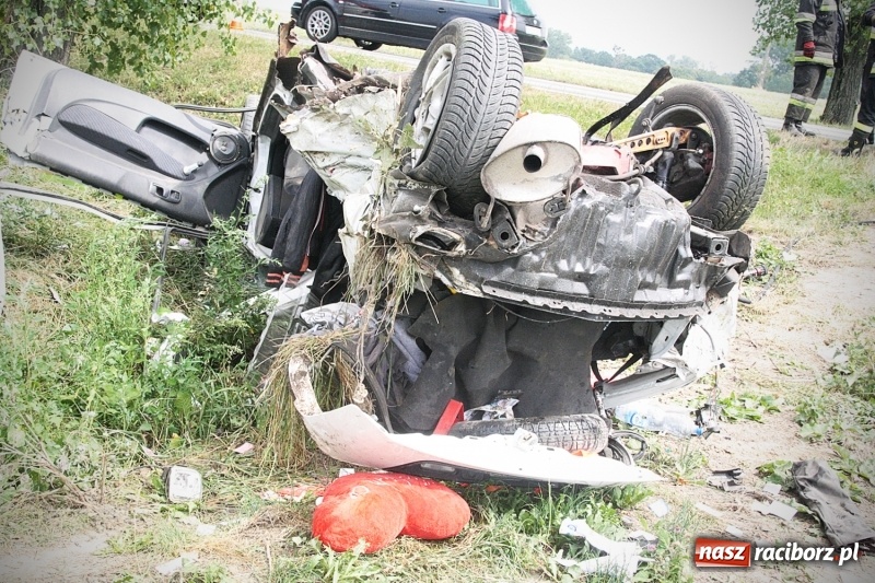 Zdjęcie w galerii na portalu naszraciborz.pl: Wypadł z drogi i dachował! Świadkowie zdarzenia udzielali pomocy poszkodowanemu wiadomości z regionu