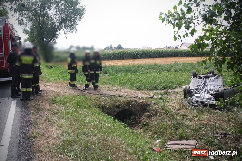 Zdjęcie w galerii na portalu naszraciborz.pl: Wypadł z drogi i dachował! Świadkowie zdarzenia udzielali pomocy poszkodowanemu wiadomości z regionu