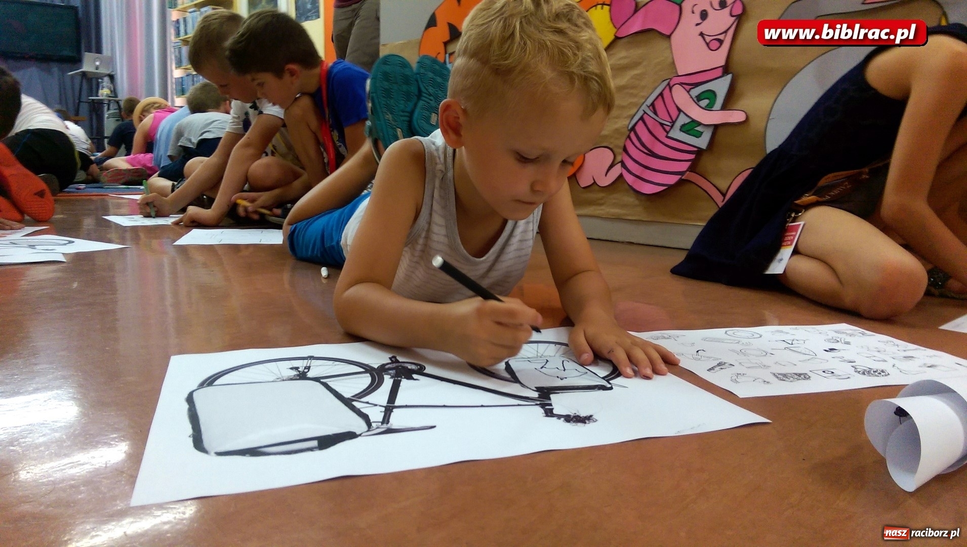 Zdjęcie w galerii na portalu naszraciborz.pl: Wakacje na dwóch kółkach, czyli spotkanie z Robbem Maciągiem w bibliotece wiadomości z regionu