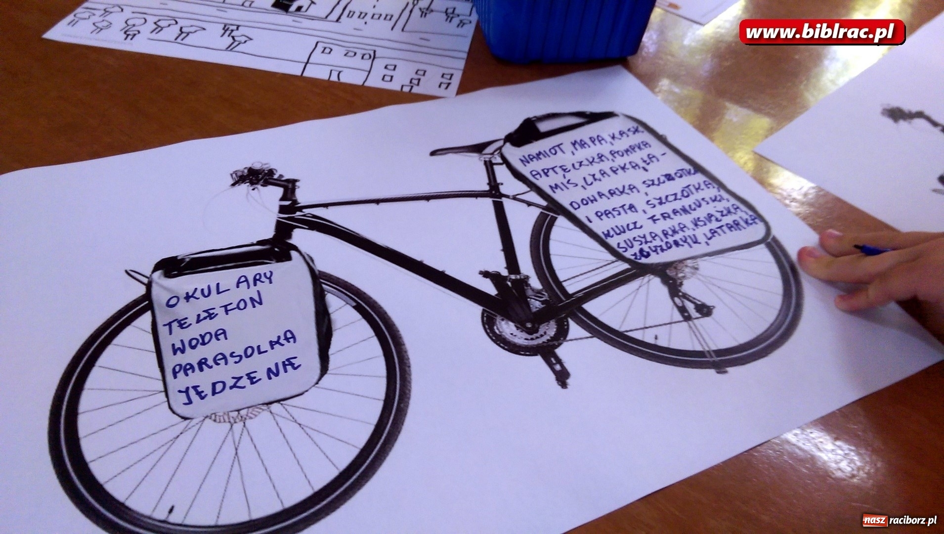 Zdjęcie w galerii na portalu naszraciborz.pl: Wakacje na dwóch kółkach, czyli spotkanie z Robbem Maciągiem w bibliotece wiadomości z regionu