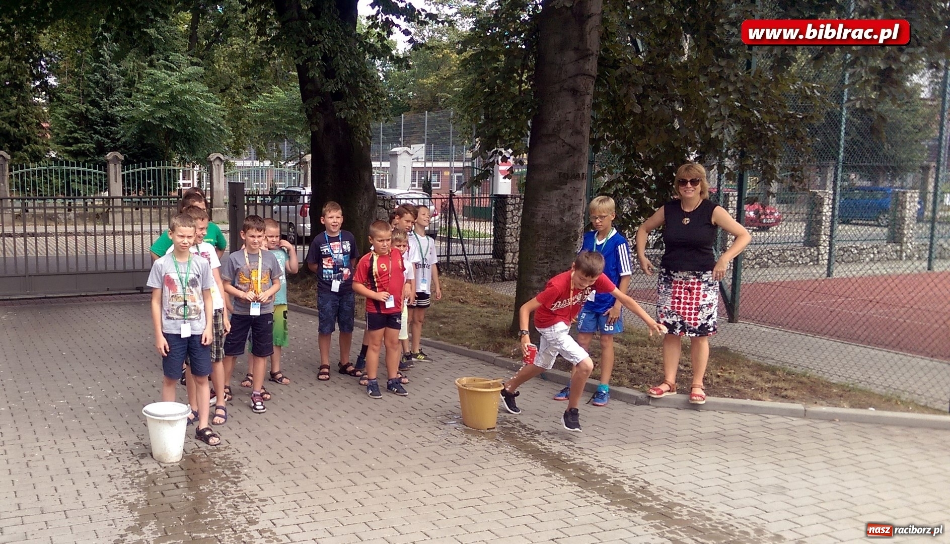 Zdjęcie w galerii na portalu naszraciborz.pl: Wakacje na dwóch kółkach, czyli spotkanie z Robbem Maciągiem w bibliotece wiadomości z regionu