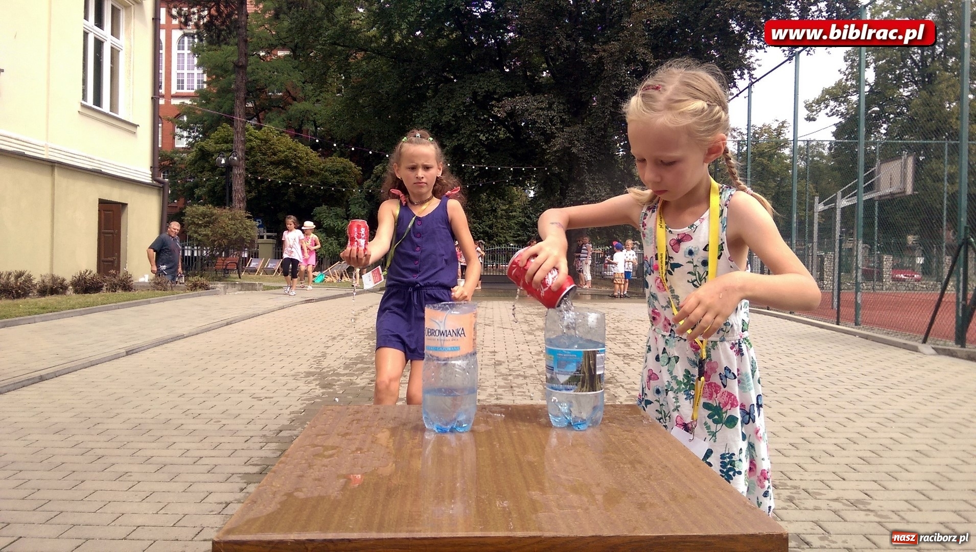 Zdjęcie w galerii na portalu naszraciborz.pl: Wakacje na dwóch kółkach, czyli spotkanie z Robbem Maciągiem w bibliotece wiadomości z regionu