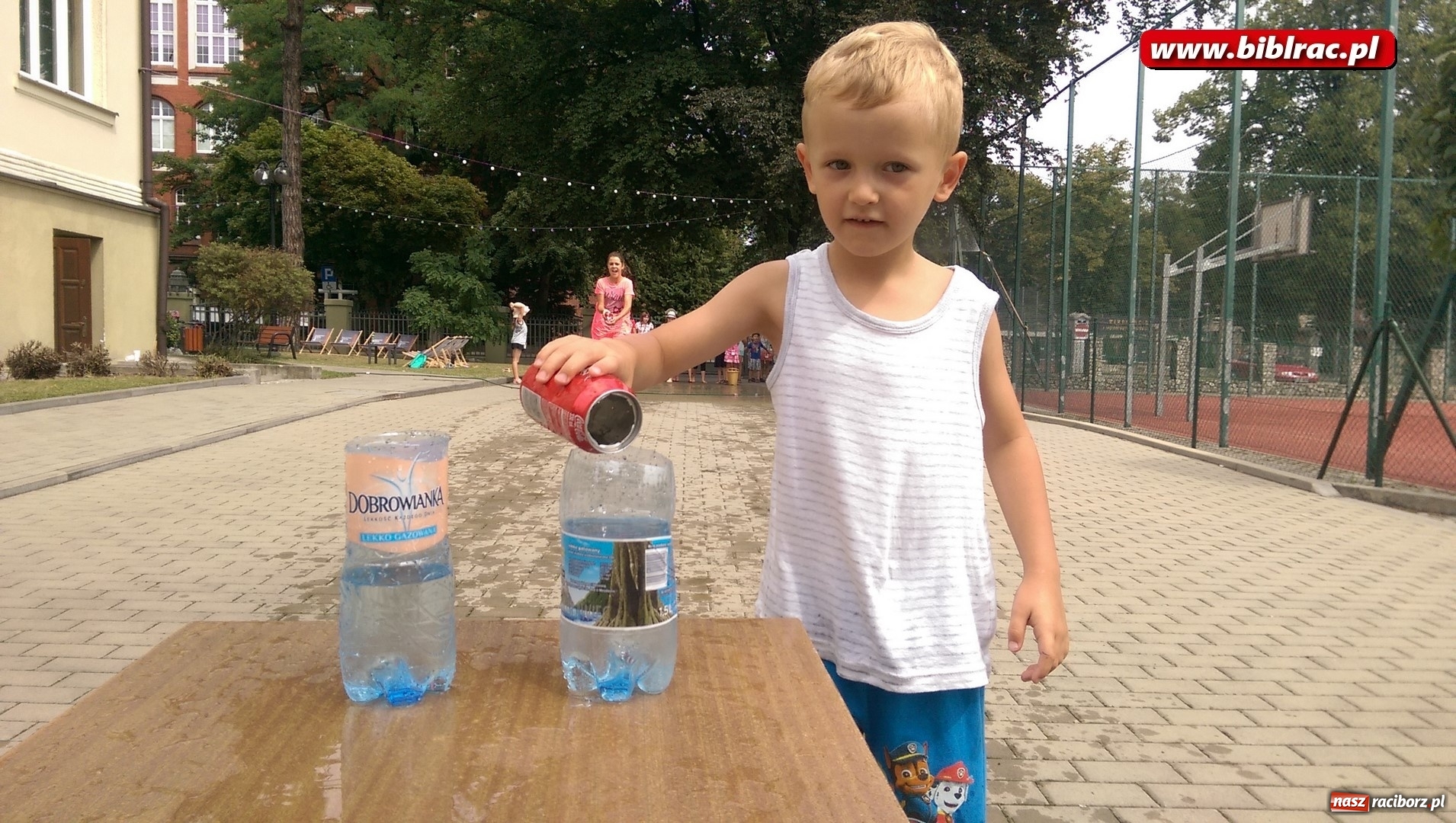 Zdjęcie w galerii na portalu naszraciborz.pl: Wakacje na dwóch kółkach, czyli spotkanie z Robbem Maciągiem w bibliotece wiadomości z regionu