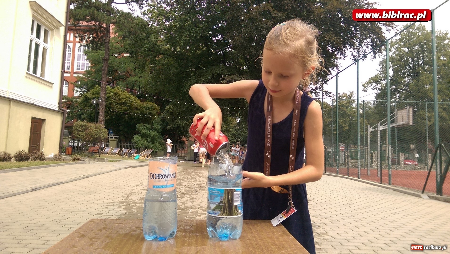 Zdjęcie w galerii na portalu naszraciborz.pl: Wakacje na dwóch kółkach, czyli spotkanie z Robbem Maciągiem w bibliotece wiadomości z regionu