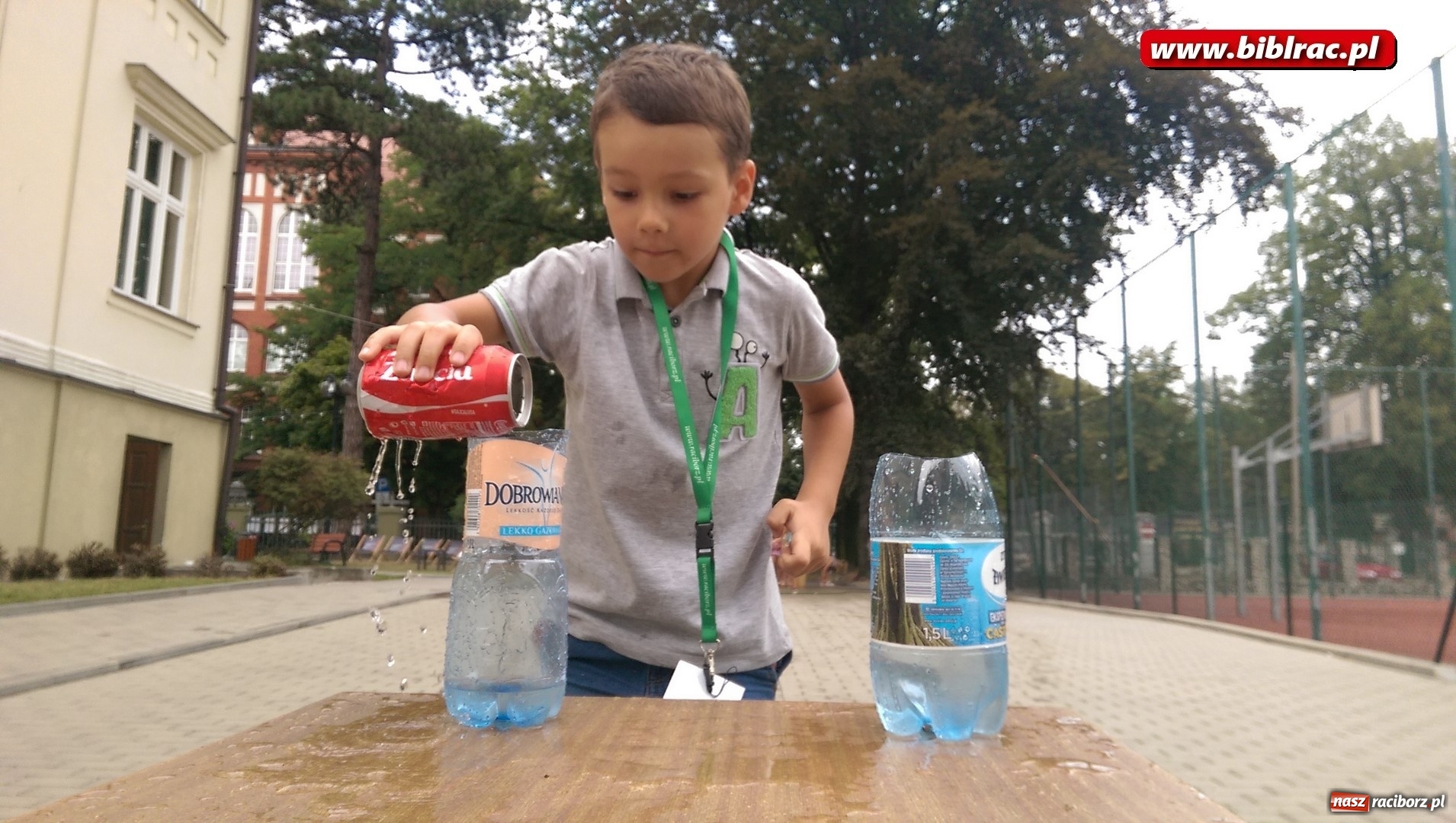 Zdjęcie w galerii na portalu naszraciborz.pl: Wakacje na dwóch kółkach, czyli spotkanie z Robbem Maciągiem w bibliotece wiadomości z regionu