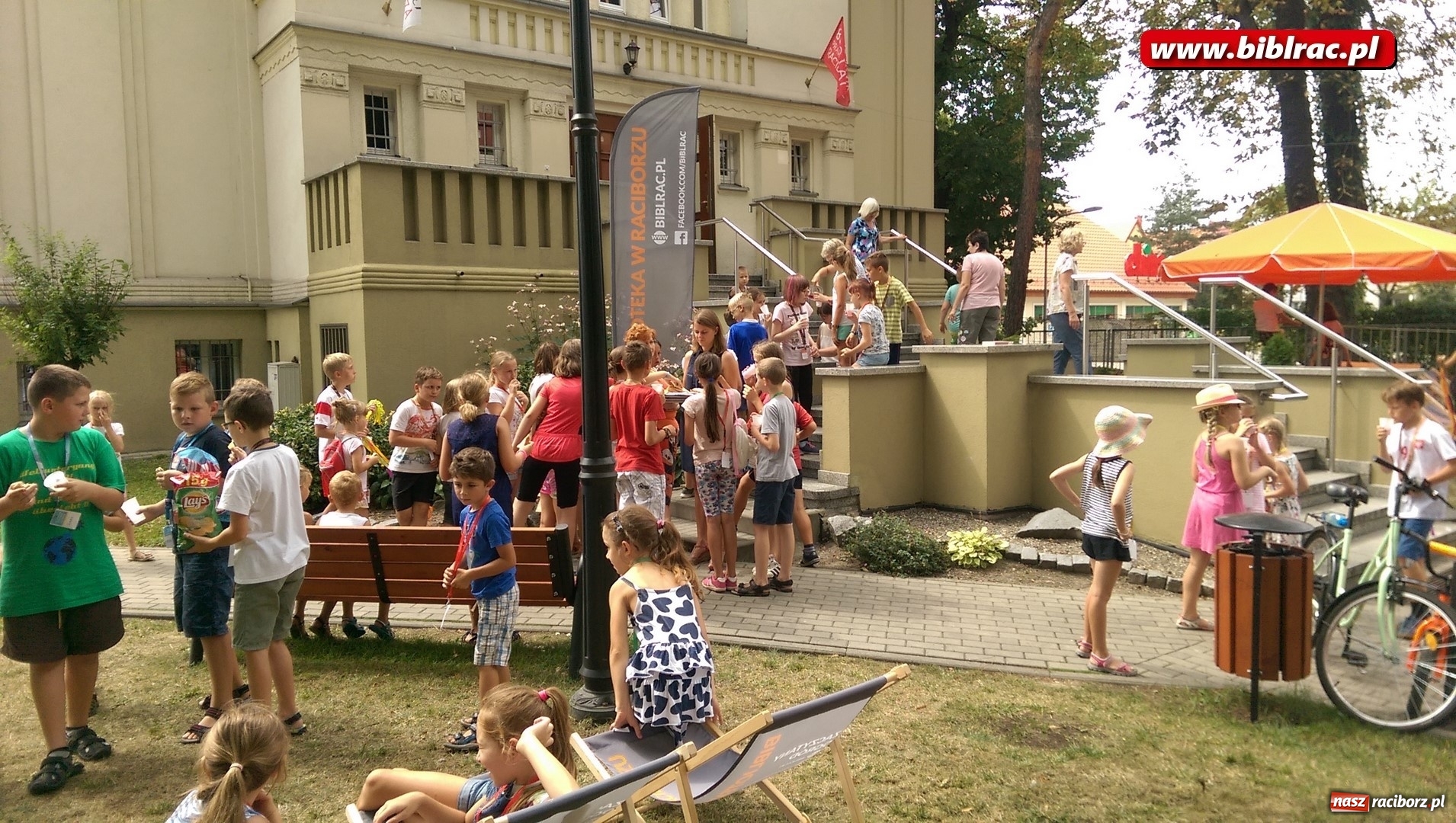 Zdjęcie w galerii na portalu naszraciborz.pl: Wakacje na dwóch kółkach, czyli spotkanie z Robbem Maciągiem w bibliotece wiadomości z regionu