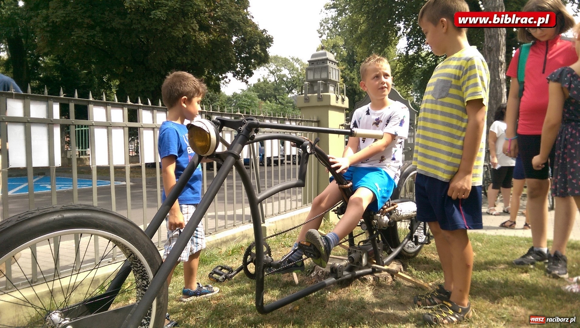 Zdjęcie w galerii na portalu naszraciborz.pl: Wakacje na dwóch kółkach, czyli spotkanie z Robbem Maciągiem w bibliotece wiadomości z regionu