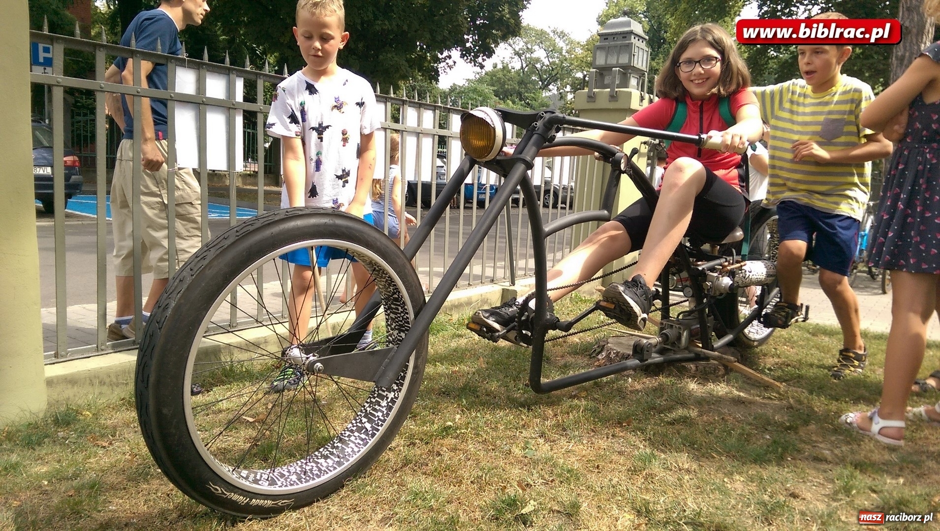 Zdjęcie w galerii na portalu naszraciborz.pl: Wakacje na dwóch kółkach, czyli spotkanie z Robbem Maciągiem w bibliotece wiadomości z regionu