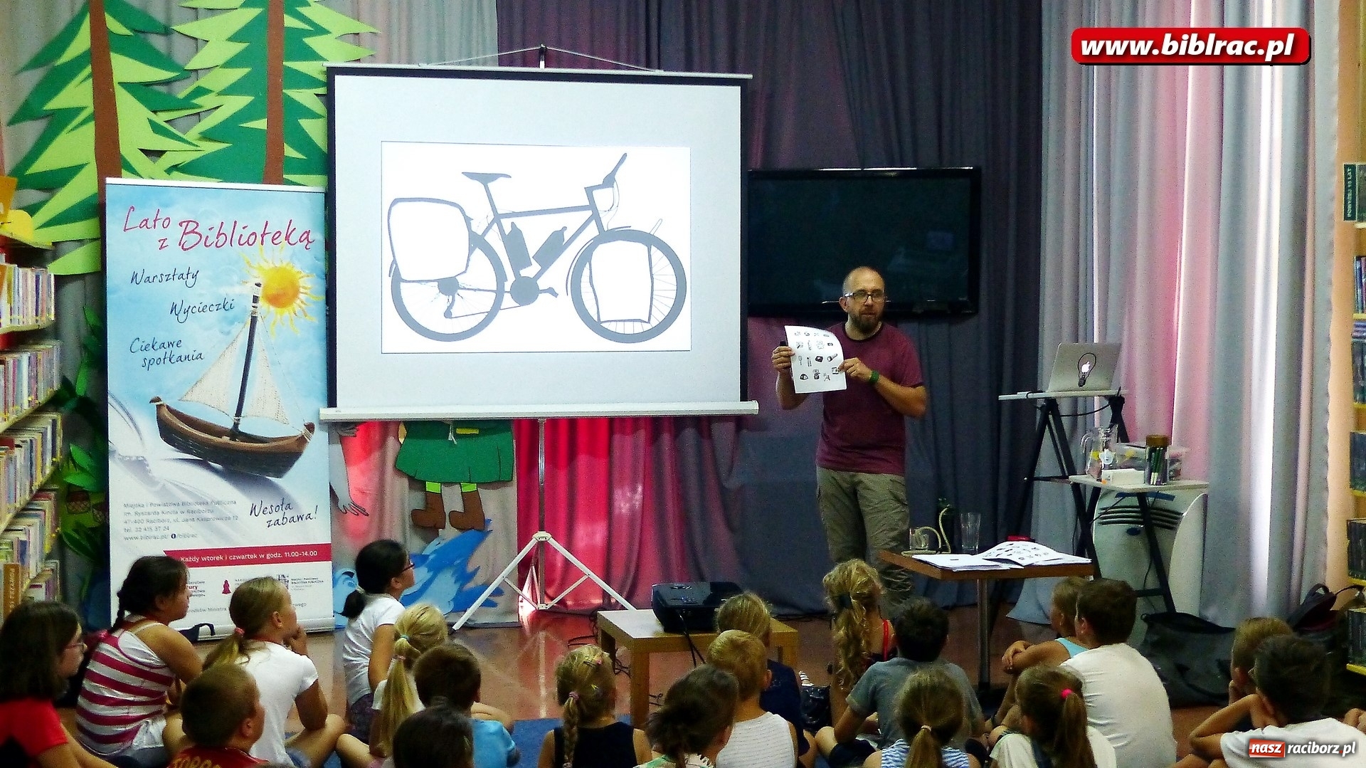 Zdjęcie w galerii na portalu naszraciborz.pl: Wakacje na dwóch kółkach, czyli spotkanie z Robbem Maciągiem w bibliotece wiadomości z regionu