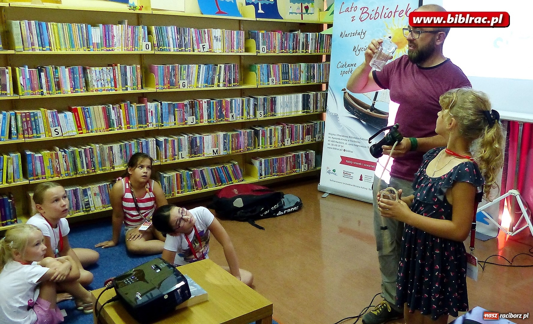 Zdjęcie w galerii na portalu naszraciborz.pl: Wakacje na dwóch kółkach, czyli spotkanie z Robbem Maciągiem w bibliotece wiadomości z regionu