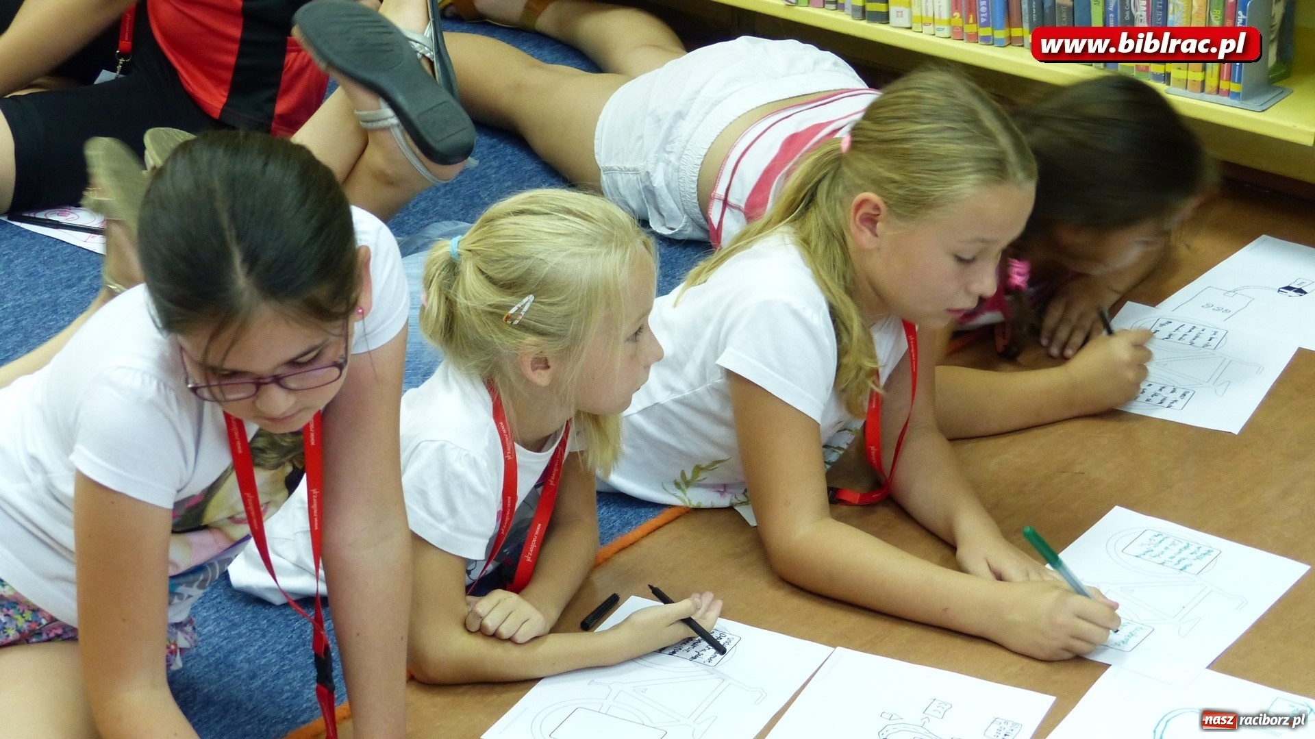 Zdjęcie w galerii na portalu naszraciborz.pl: Wakacje na dwóch kółkach, czyli spotkanie z Robbem Maciągiem w bibliotece wiadomości z regionu