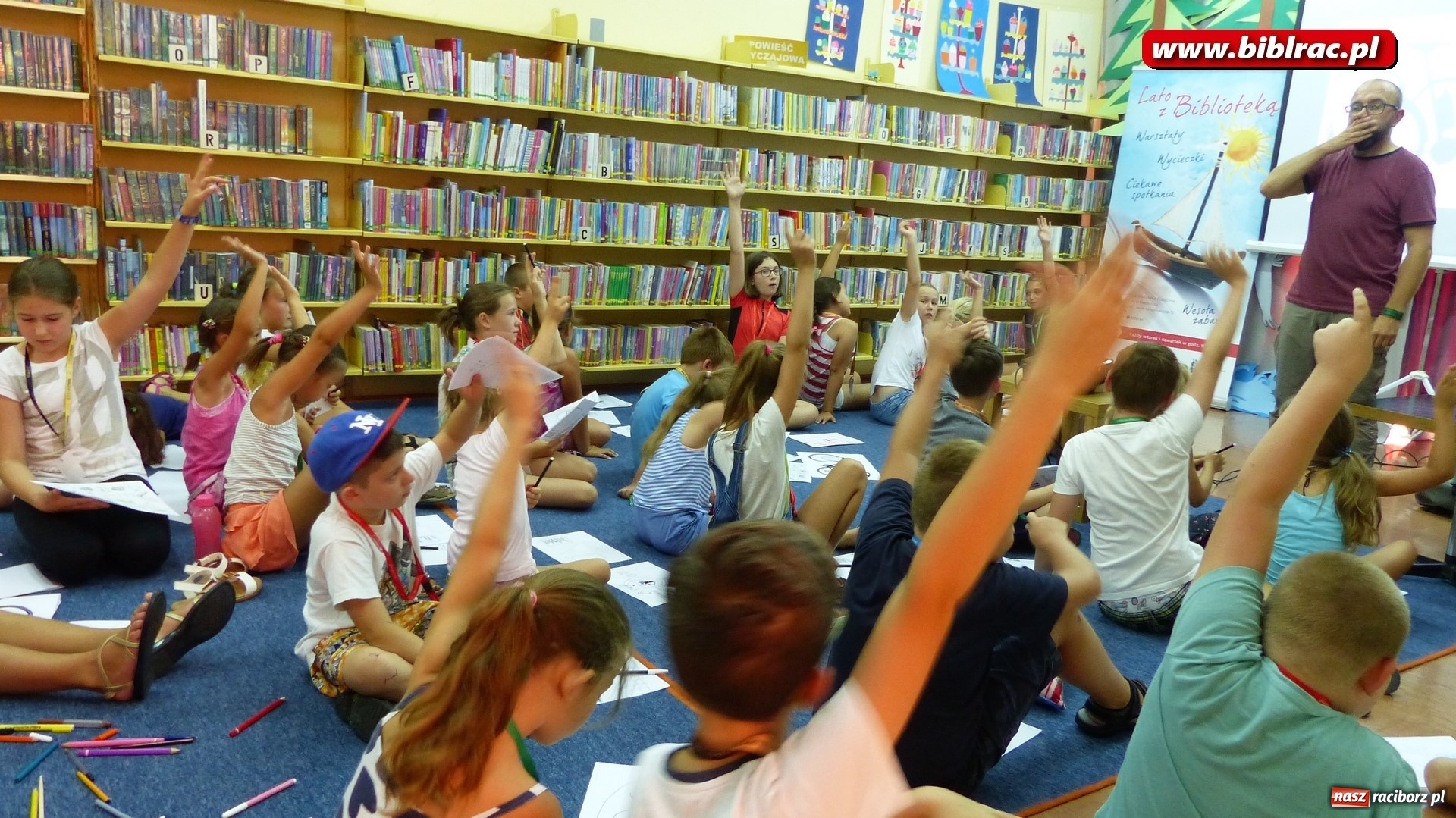 Zdjęcie w galerii na portalu naszraciborz.pl: Wakacje na dwóch kółkach, czyli spotkanie z Robbem Maciągiem w bibliotece wiadomości z regionu