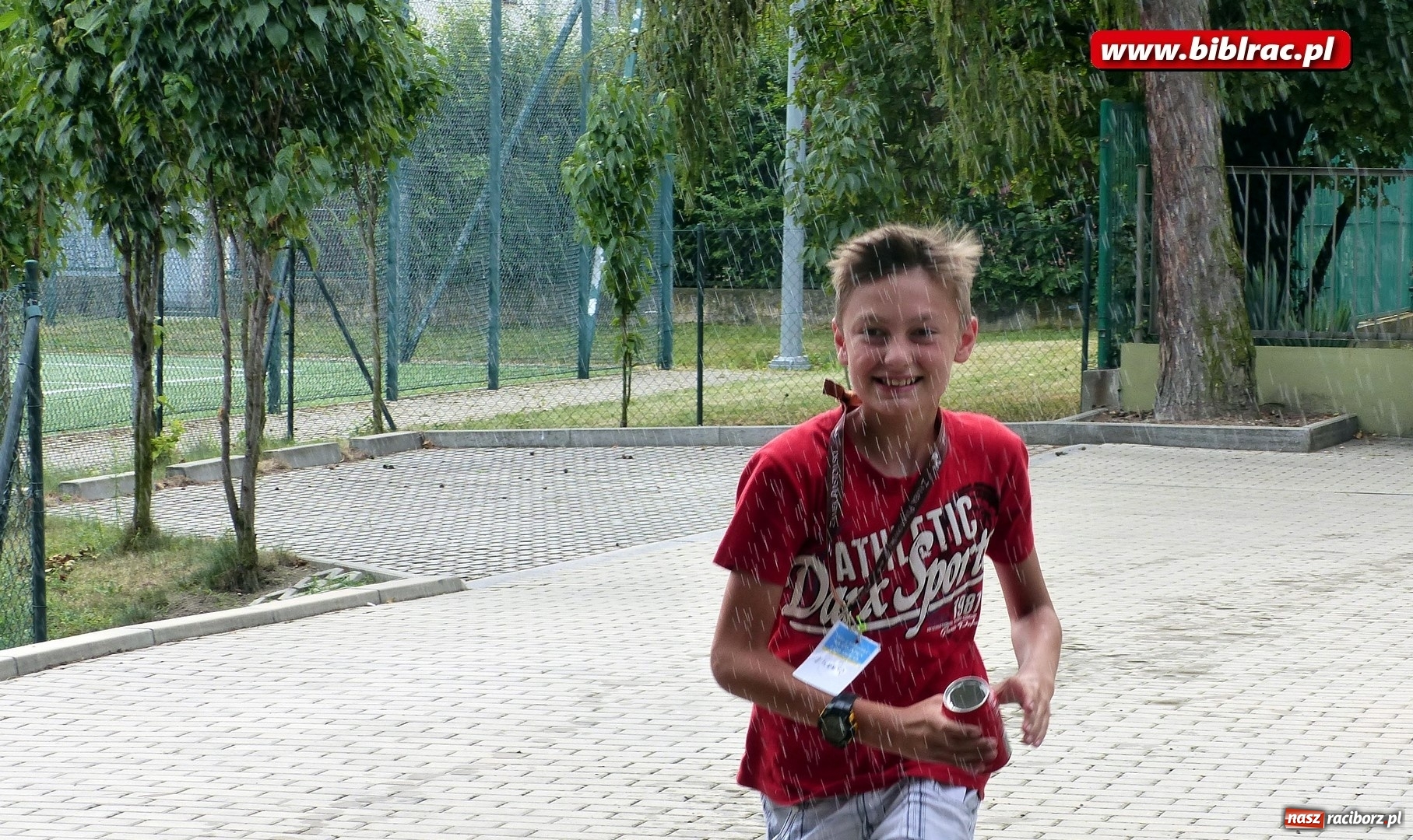 Zdjęcie w galerii na portalu naszraciborz.pl: Wakacje na dwóch kółkach, czyli spotkanie z Robbem Maciągiem w bibliotece wiadomości z regionu