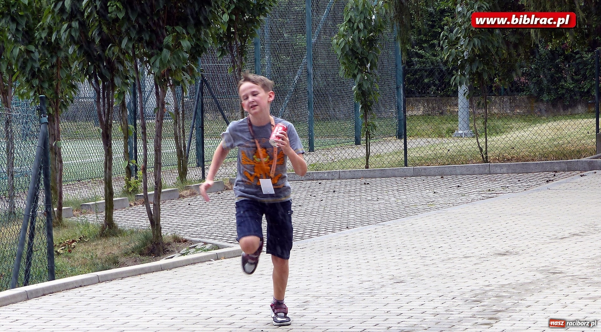 Zdjęcie w galerii na portalu naszraciborz.pl: Wakacje na dwóch kółkach, czyli spotkanie z Robbem Maciągiem w bibliotece wiadomości z regionu