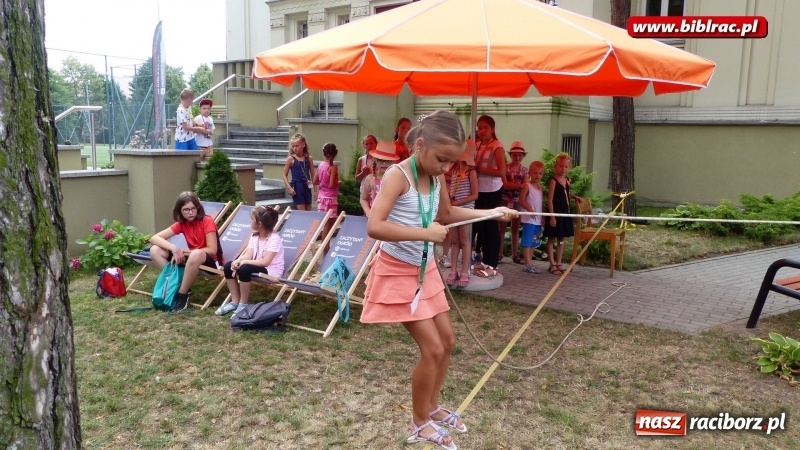 Zdjęcie w galerii na portalu naszraciborz.pl: Wakacje na dwóch kółkach, czyli spotkanie z Robbem Maciągiem w bibliotece wiadomości z regionu