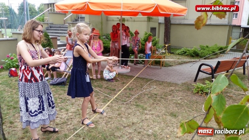 Zdjęcie w galerii na portalu naszraciborz.pl: Wakacje na dwóch kółkach, czyli spotkanie z Robbem Maciągiem w bibliotece wiadomości z regionu