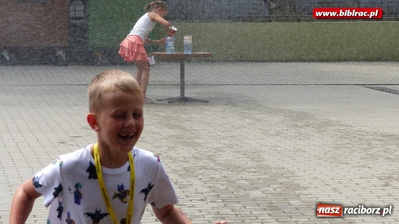 Zdjęcie w galerii na portalu naszraciborz.pl: Wakacje na dwóch kółkach, czyli spotkanie z Robbem Maciągiem w bibliotece wiadomości z regionu