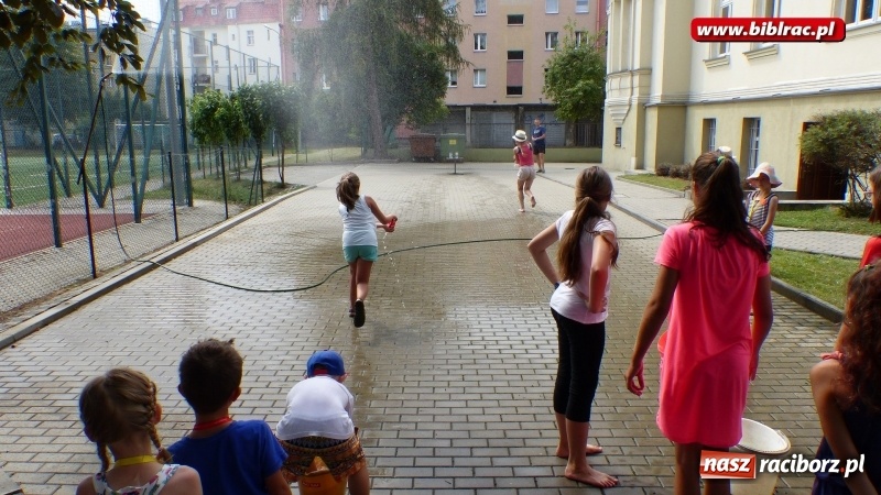 Zdjęcie w galerii na portalu naszraciborz.pl: Wakacje na dwóch kółkach, czyli spotkanie z Robbem Maciągiem w bibliotece wiadomości z regionu