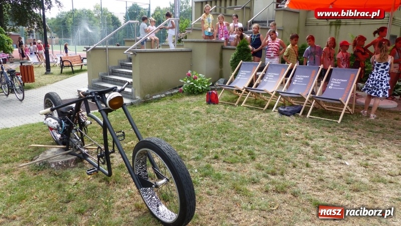 Zdjęcie w galerii na portalu naszraciborz.pl: Wakacje na dwóch kółkach, czyli spotkanie z Robbem Maciągiem w bibliotece wiadomości z regionu