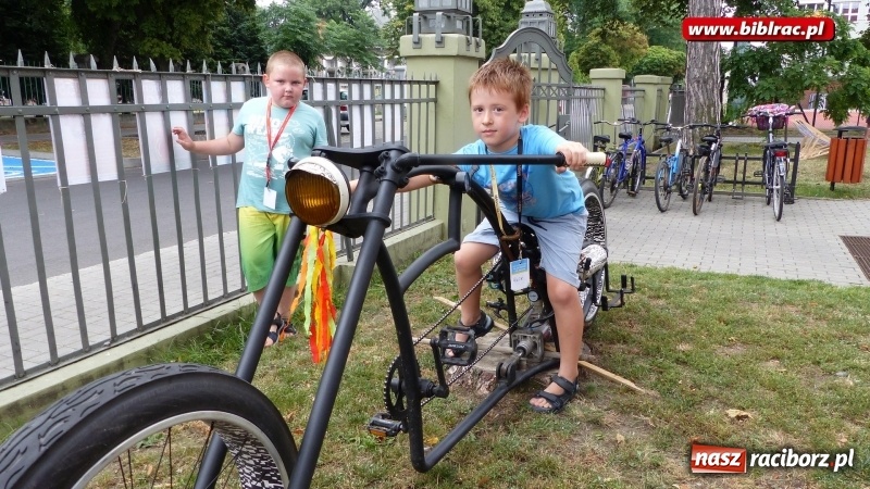 Zdjęcie w galerii na portalu naszraciborz.pl: Wakacje na dwóch kółkach, czyli spotkanie z Robbem Maciągiem w bibliotece wiadomości z regionu