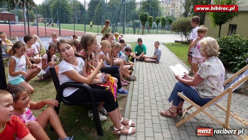 Zdjęcie w galerii na portalu naszraciborz.pl: Wakacje na dwóch kółkach, czyli spotkanie z Robbem Maciągiem w bibliotece wiadomości z regionu