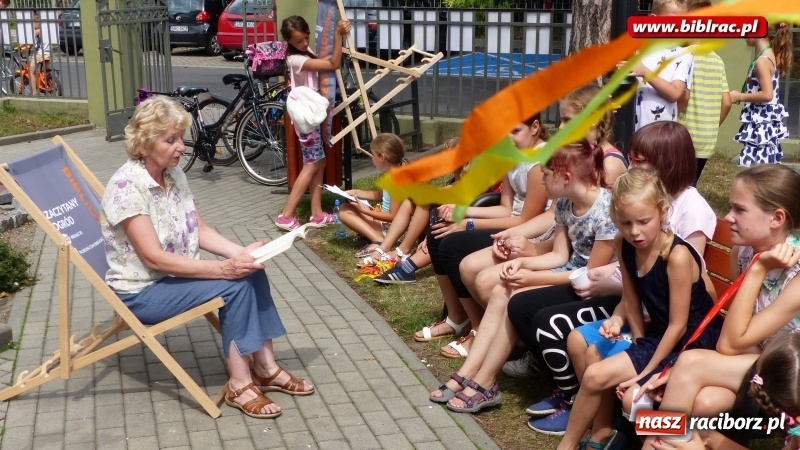 Zdjęcie w galerii na portalu naszraciborz.pl: Wakacje na dwóch kółkach, czyli spotkanie z Robbem Maciągiem w bibliotece wiadomości z regionu