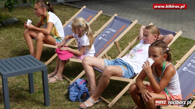 Zdjęcie w galerii na portalu naszraciborz.pl: Wakacje na dwóch kółkach, czyli spotkanie z Robbem Maciągiem w bibliotece wiadomości z regionu