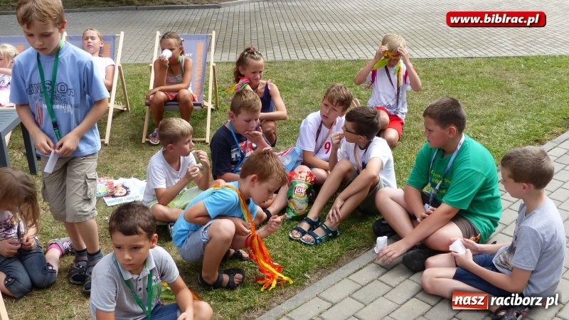 Zdjęcie w galerii na portalu naszraciborz.pl: Wakacje na dwóch kółkach, czyli spotkanie z Robbem Maciągiem w bibliotece wiadomości z regionu