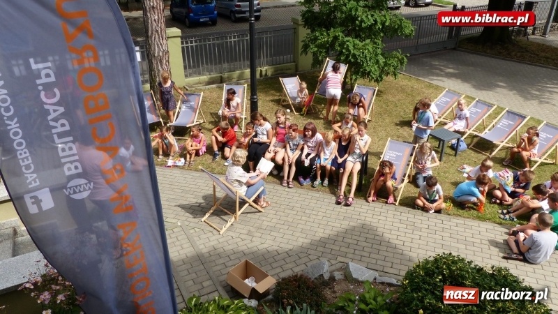 Zdjęcie w galerii na portalu naszraciborz.pl: Wakacje na dwóch kółkach, czyli spotkanie z Robbem Maciągiem w bibliotece wiadomości z regionu