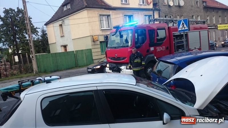 Zdjęcie w galerii na portalu naszraciborz.pl: Wypadek na Rybnickiej. Peugeot zderzył się z mercedesem. Jedna osoba ranna wiadomości z regionu